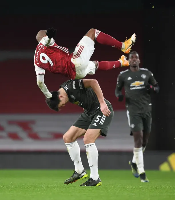 Framed Print : LONDON, ENGLAND - JANUARY 30: Alex Lacazette of Arsenal challenged by Harry Maguire of Man United during the Premier Framed Print : LONDON, ENGLAND - JANUARY 30: Alex Lacazette of Arsenal challenged by Harry Maguire of Man United during the Premier