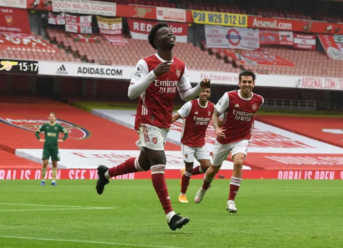 Framed Print : LONDON, ENGLAND - OCTOBER 04: Bukayo Saka celebrates scorign the 1st Arsenal goal during the Premier League match Framed Print : LONDON, ENGLAND - OCTOBER 04: Bukayo Saka celebrates scorign the 1st Arsenal goal during the Premier League match