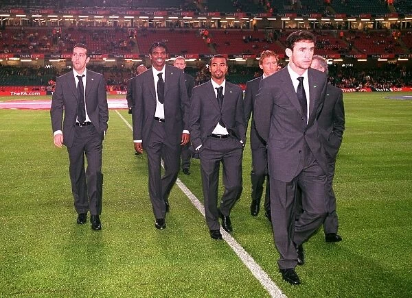 (L>R) Edu, kanu, ashley Cole, Ray Parlour and Martin Keown walk of the pitch