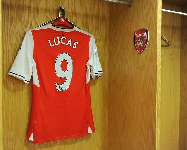 Lucas Perez Getting Ready: Arsenal vs. Southampton (2016-17)