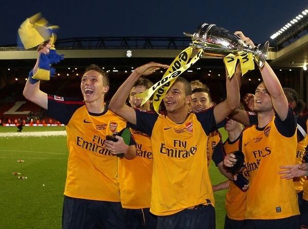 Luke Ayling, Craig Eastmond and Henri Lansbury (Arsenal) with the FA Youth Cup