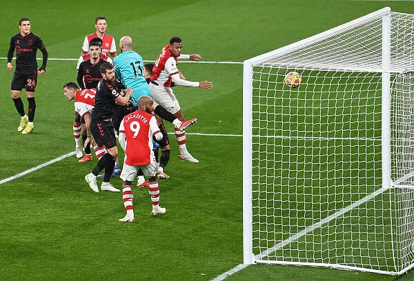 Magalhaes Scores Thrilling Third Goal: Arsenal Defeats Southampton (Premier League 2021-22)
