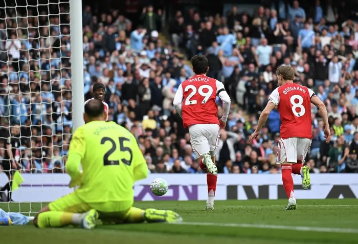 Framed Print : Manchester City v Arsenal - Premier League Framed Print : Manchester City v Arsenal - Premier League