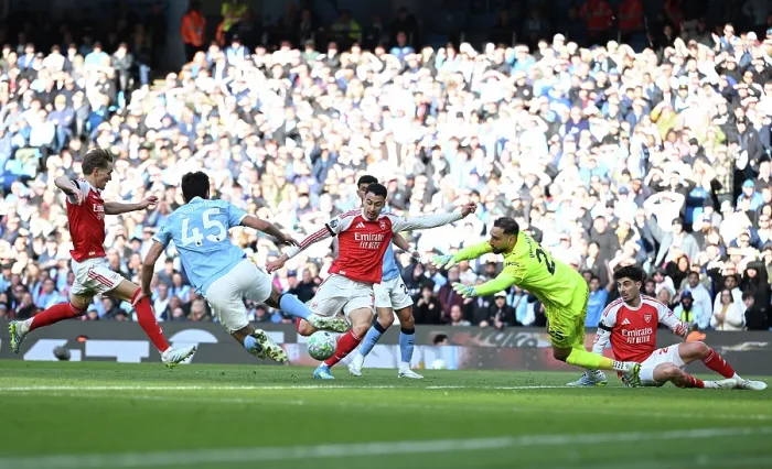 Framed Print : Manchester City v Arsenal - Premier League Framed Print : Manchester City v Arsenal - Premier League