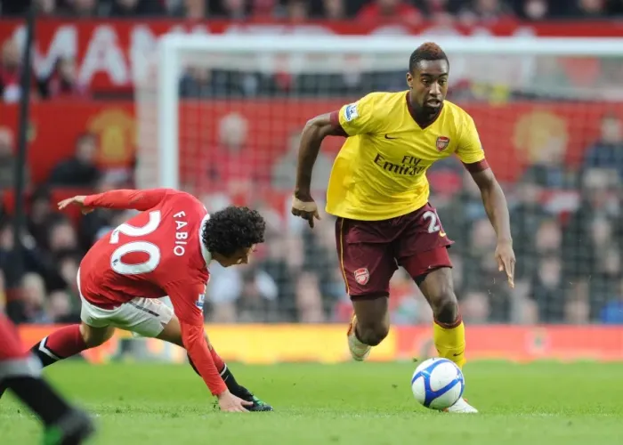 Framed Print : Manchester United vs Arsenal FA Cup: Fabio da Silva Overpowers Johan Djourou, 2-0 Framed Print : Manchester United vs Arsenal FA Cup: Fabio da Silva Overpowers Johan Djourou, 2-0