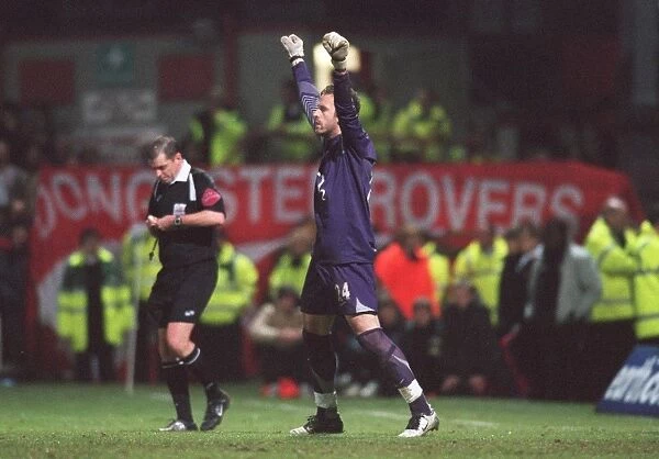 Manuel Almunia (Arsenal) celebrates saving Doncasters 2nd penalty during the penalty shoot out