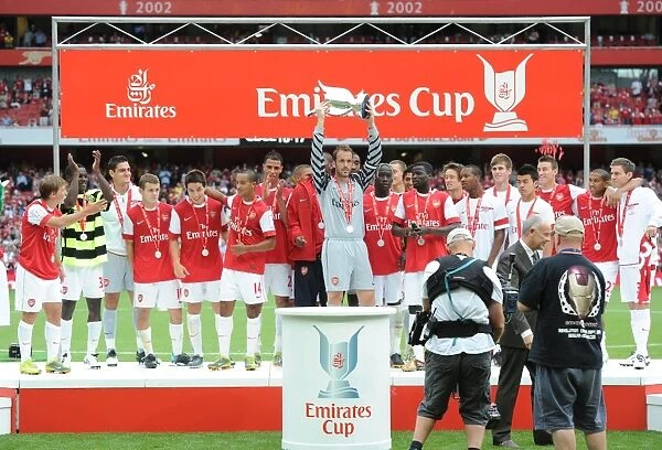 Manuel Almunia (Arsenal) lifts the Emirates Cup. Arsenal 3: 2 Celtic. Emirates Cup