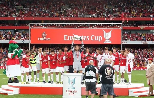 Manuel Almunia (Arsenal) lifts the Emirates trophy. Arsenal 3: 2 Celtic