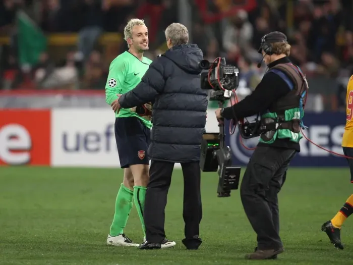 Framed Print : Manuel Almunia and Arsenal manager Arsene Wenger celebrate