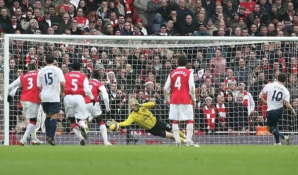 Manuel Almunia (Arsenal) saves a penalty by Robbie Keane (Spurs)
