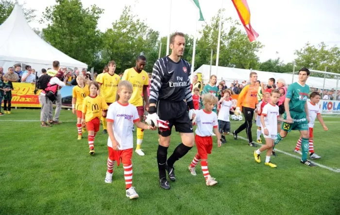 Framed Print : Manuel Almunia (Arsenal). SC Neusiedl 0: 4 Arsenal, Sportzentrum Neusiedl