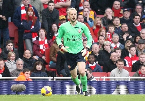 Manuel Almunia: Arsenal's Unyielding Guardian in the 0:0 Stalemate Against Fulham, Emirates Stadium, 2009