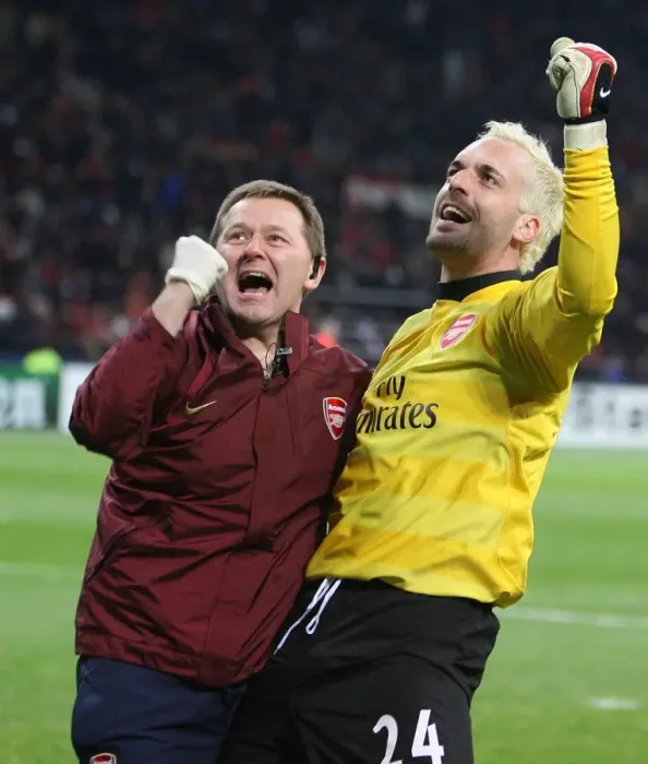 Framed Print : Manuel Almunia celebrates the 2nd Arsenal goal with physio Gary Lewin