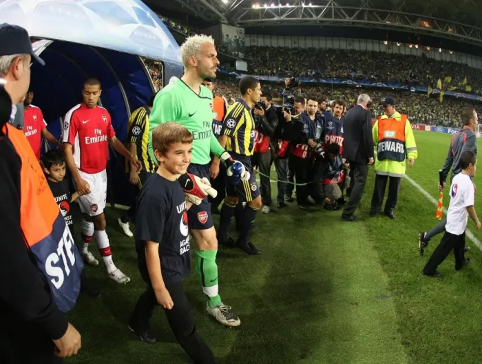 Framed Print : Manuel Almunia: Determination Amidst Defeat - Arsenal FC in UEFA Champions League at Sukru Saracoglu Stadium