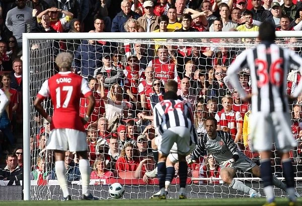 Manuel Almunia saves a West Brom penalty. Arsenal 2: 3 West Bromwich Albion