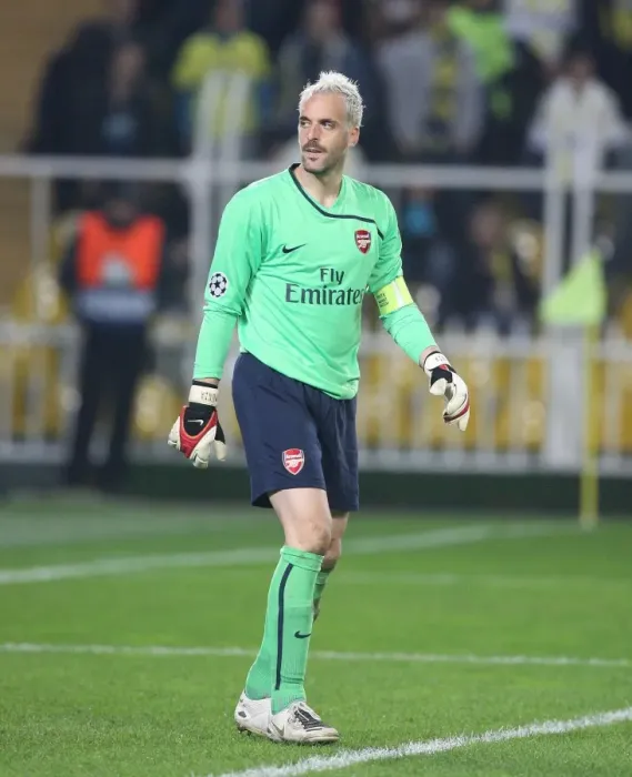 Framed Print : Manuel Almunia's Disappointing Night: Arsenal 2-5 Fenerbahce in Champions League Group G