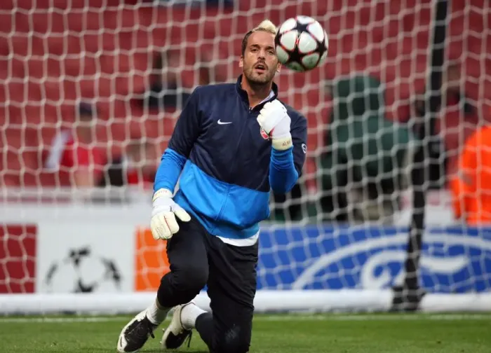 Framed Print : Manuel Almunia's Triumph: Arsenal's 3:1 Victory over Celtic in the UEFA Champions League Qualifier (2009)