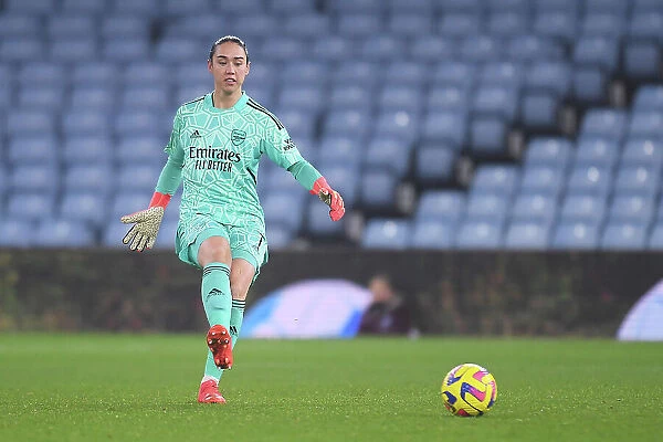 Manuela Zinsberger: Arsenal's Unbeatable Goalkeeper Shines in FA Women's Super League Showdown against Aston Villa (December 2022)