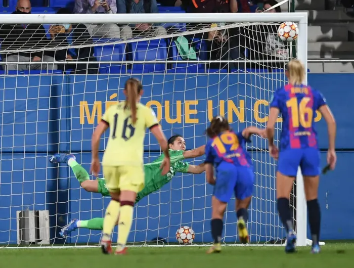 Framed Print : Manuela Zinsberger Saves Penalty: Barcelona vs. Arsenal Women's Champions League Clash, 2021
