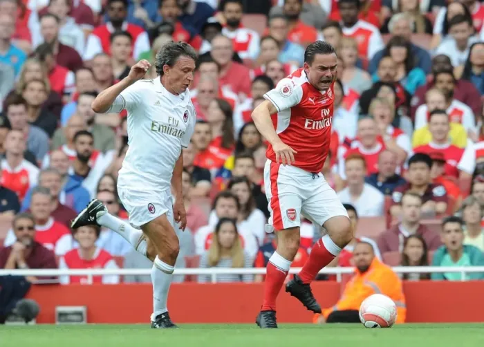 Framed Print : Marc Overmars (Arsenal) Stefano Eranio (Milan). Arsenal Legends 4: 2 Milan Glorie