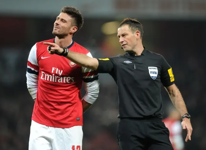 Framed Print : Mark Clattenberg Intervenes between Olivier Giroud and FA Cup Tensions: Arsenal vs Swansea City