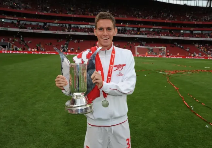Framed Print : Mark Randall (Arsenal) with the Emirates Cup Trophy. Arsenal 3: 2 Celtic