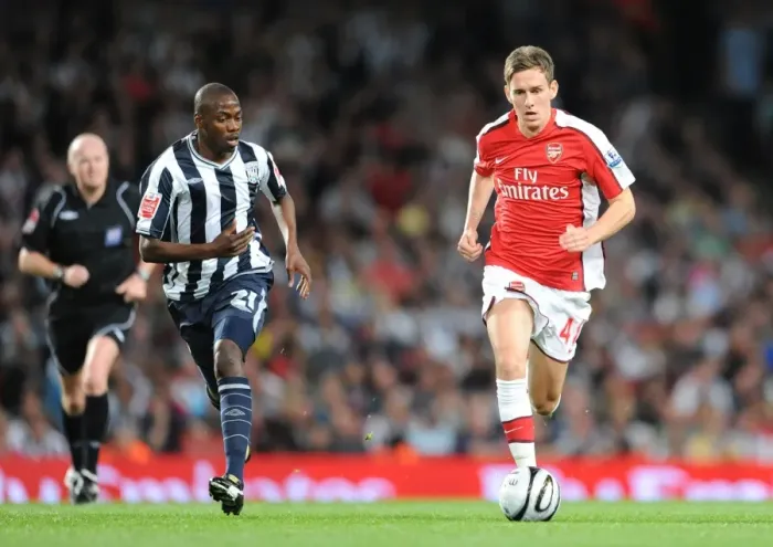Framed Print : Mark Randall (Arsenal) Youssouf Mulumbu (WBA)