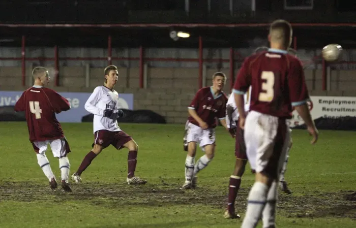 Framed Print : Mark Randall scores Arsenals 2nd goal under pressure from Alex Ray Harvey (Burnley) Framed Print : Mark Randall scores Arsenals 2nd goal under pressure from Alex Ray Harvey (Burnley)