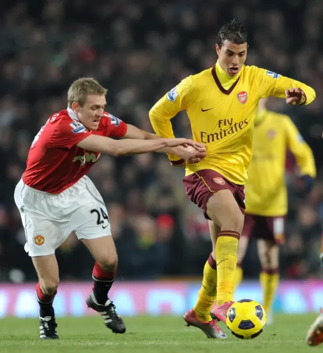 Framed Print : Marouane Chamakh (Arsenal) Darren Fletcher (Man Utd). Manchester United 1: 0 Arsenal Framed Print : Marouane Chamakh (Arsenal) Darren Fletcher (Man Utd). Manchester United 1: 0 Arsenal