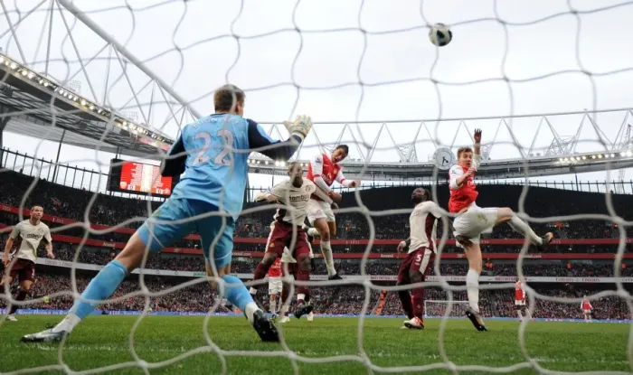 Framed Print : Marouane Chamakh (Arsenal) heads the ball against the crossbar. Arsenal 0: 0 Sunderland