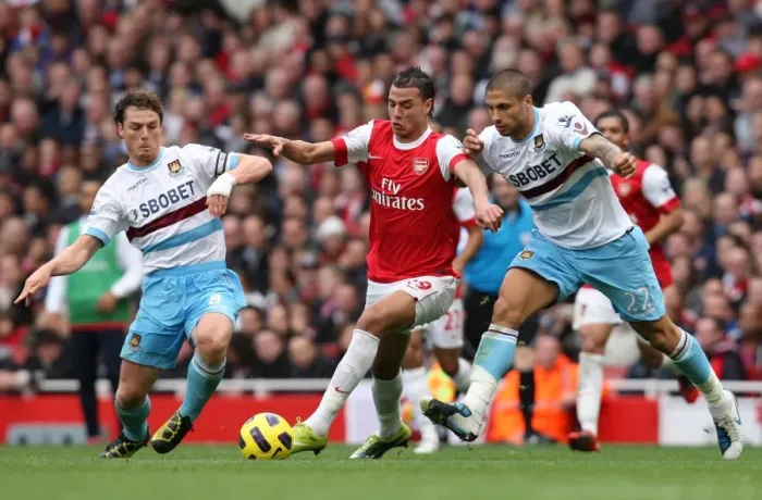 Framed Print : Marouane Chamakh (Arsenal) Manuel Da Costa and Scott Parker (West Ham)