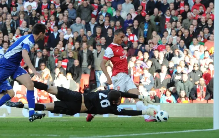 Framed Print : Marouane Chamakh shoots past Birmingham goalkeeper Ben Foster to score the 2nd Arsenal goal