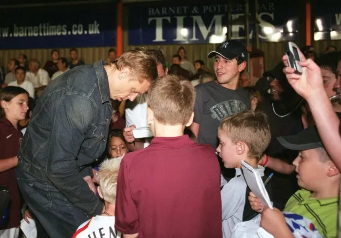 Framed Print : Mart Poom Arsenals new loan signing signs autographs for the fans Framed Print : Mart Poom Arsenals new loan signing signs autographs for the fans