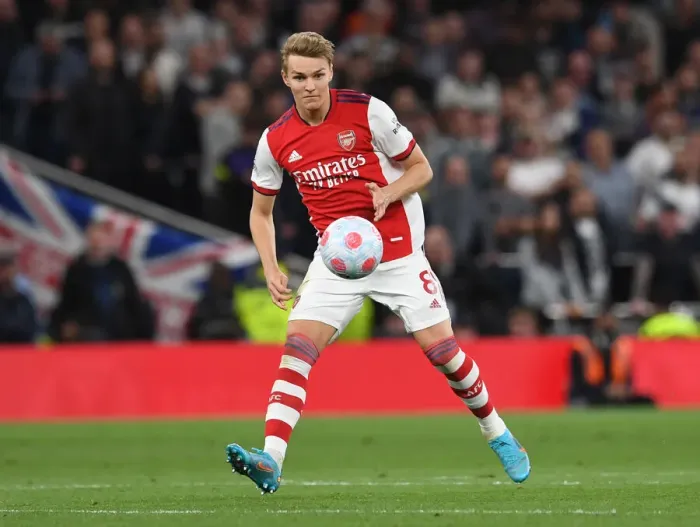 Framed Print : Martin Odegaard in Action: Tottenham vs. Arsenal, Premier League 2021-22 Framed Print : Martin Odegaard in Action: Tottenham vs. Arsenal, Premier League 2021-22