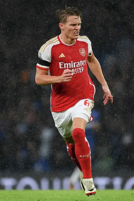 Framed Print : Martin Odegaard Chases the Ball: Chelsea vs. Arsenal, Premier League 2023-24