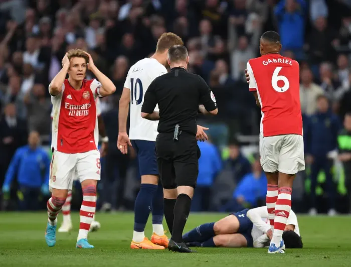 Framed Print : Martin Odegaard Contests Referee Decision in Intense Tottenham vs. Arsenal Clash (Premier League 2021-22)