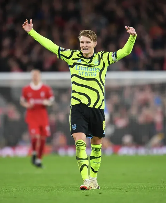 Framed Print : Martin Odegaard Faces Off Against Liverpool in Premier League Battle, 2023-24 Framed Print : Martin Odegaard Faces Off Against Liverpool in Premier League Battle, 2023-24