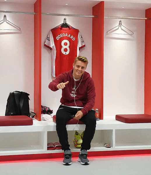 Martin Odegaard Gears Up: Arsenal vs Crystal Palace (2021-22)