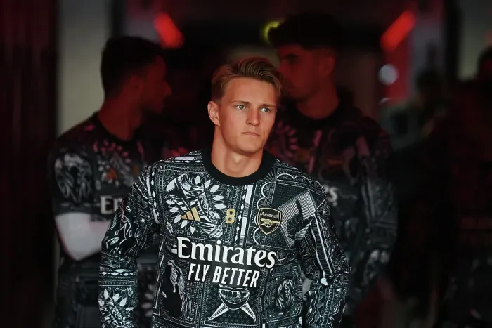 Framed Print : Martin Odegaard Prepares: Arsenal vs Crystal Palace, Premier League 2023-24