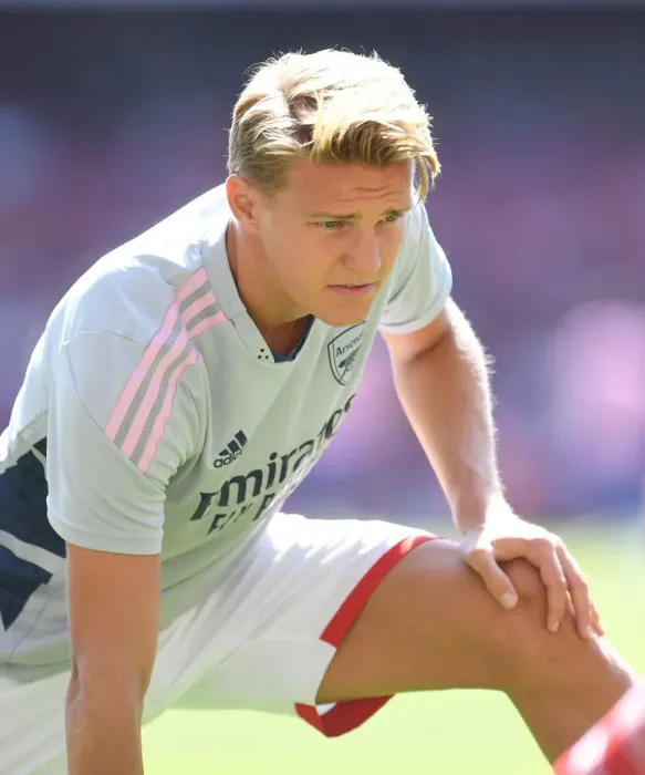 Framed Print : Martin Odegaard Readies for Arsenal's Premier League Clash Against Leicester City, 2022-23