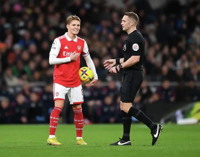Framed Print : Martin Odegaard and Referee Craig Pawson in Action: Tottenham vs. Arsenal, Premier League 2022-23