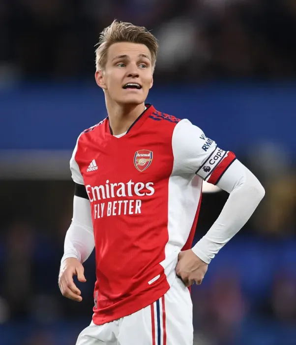 Framed Print : Martin Odegaard vs. Chelsea: A Premier League Battle at Stamford Bridge