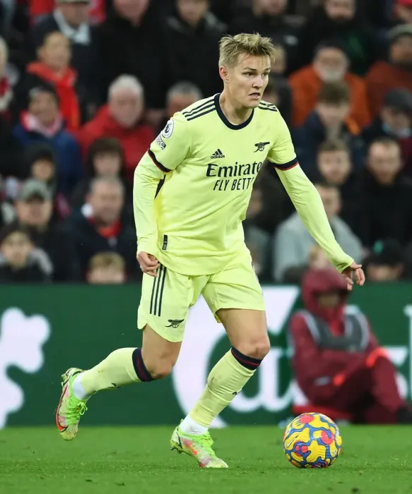 Framed Print : Martin Odegaard vs. Liverpool: Arsenal's Midfield Battle in the Premier League 2021-22