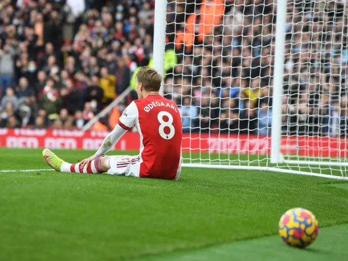 Framed Print : Martin Odegaard vs Manchester City: Arsenal's Midfield Battle in Premier League Clash