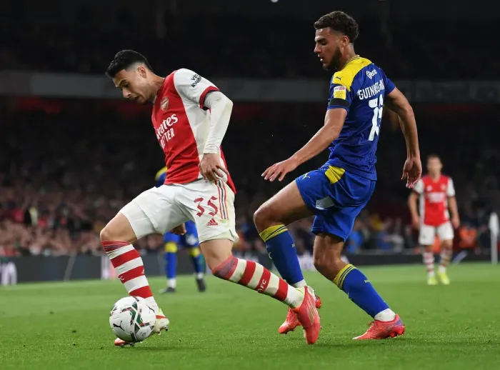 Framed Print : Martinelli Clashes with Guinness-Walker: Arsenal vs AFC Wimbledon in Carabao Cup