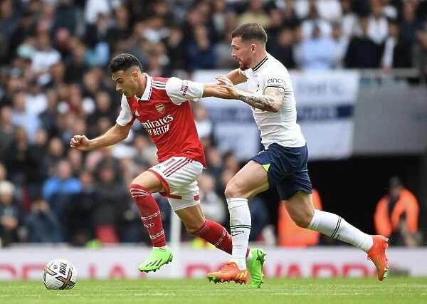Martinelli Outsmarts Hojbjerg: Arsenal's Star Forward Outmaneuvers Tottenham Rival in Thrilling 2022-23 Premier League Showdown