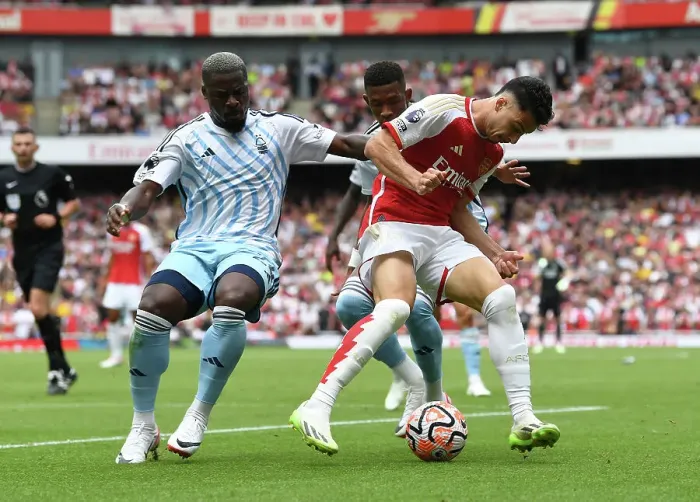 Framed Print : Martinelli Stands Firm: Arsenal's Battle with Forest's Aurier and Danilo (2023-24 Premier League)