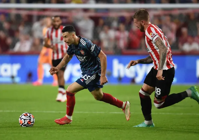 Framed Print : Martinelli vs Jansson: A Premier League Battle at Brentford Community Stadium