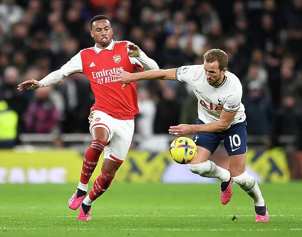 Martinelli vs Kane: Intense Battle in the Premier League Clash between Tottenham and Arsenal