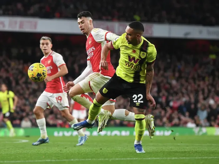Framed Print : Martinelli vs. Vitinho: Intense Showdown in Arsenal's Battle Against Burnley (2023-24)